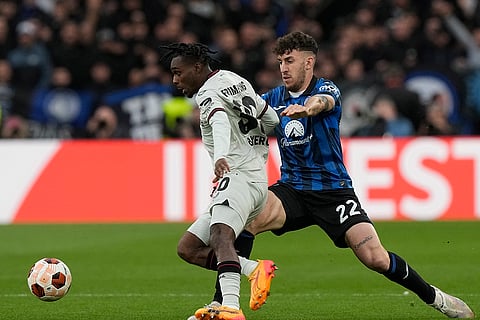 Jeremie Frimpong fights for the ball with Matteo Ruggeri